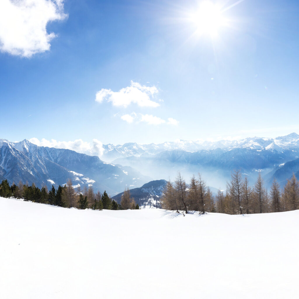 paesaggio panoramico invernale di montagna