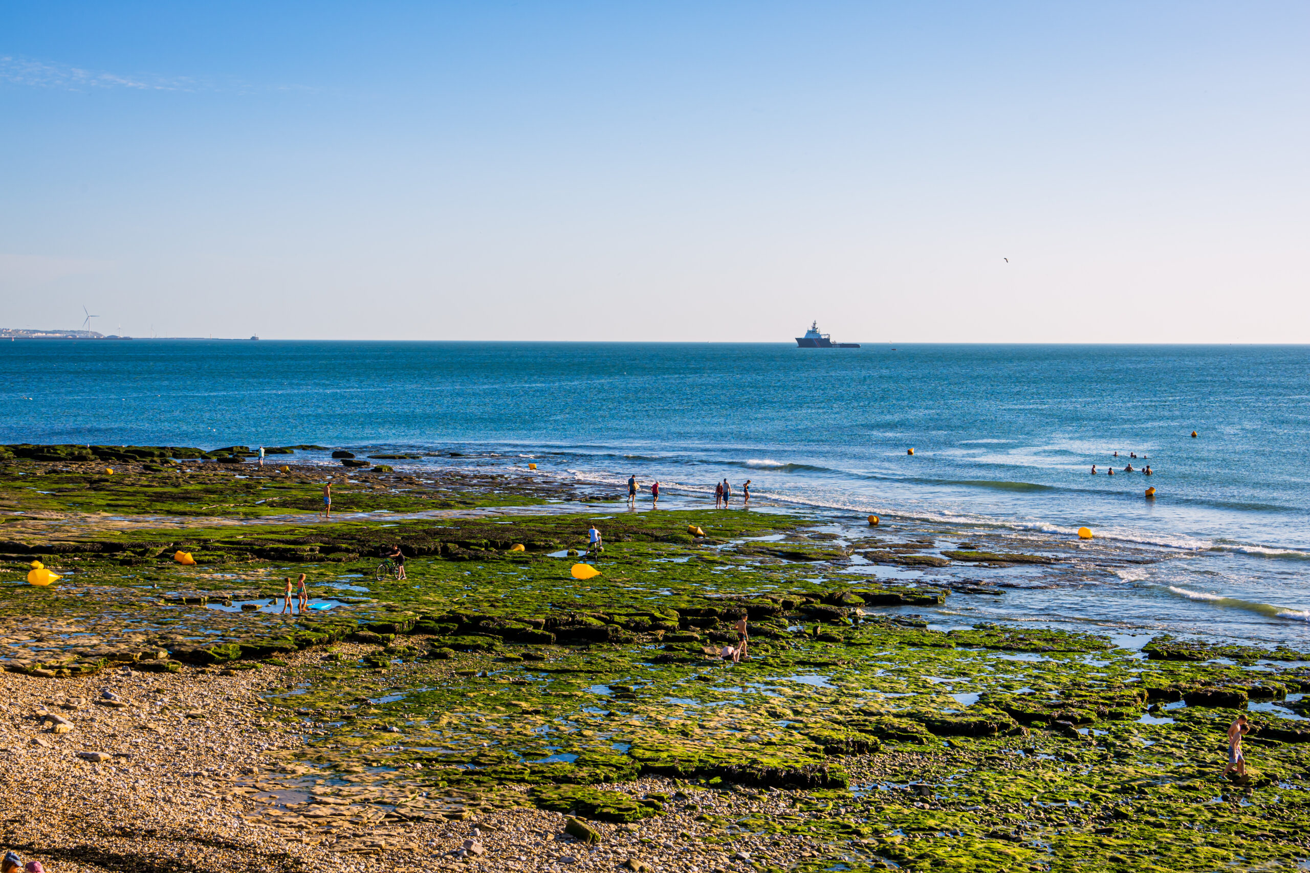 la plage rocheuse de la station balnéaire de ambleteuse à marée basse