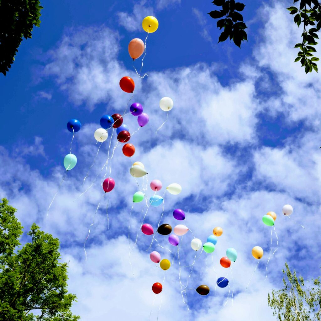 ballon de couleurs lâchés