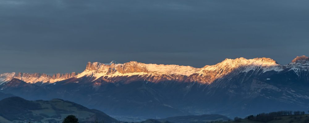 l' hiver en montagne , paysage du lever du soleil sur le massif du vercors , vue depuis chamrousse .isère alpes france